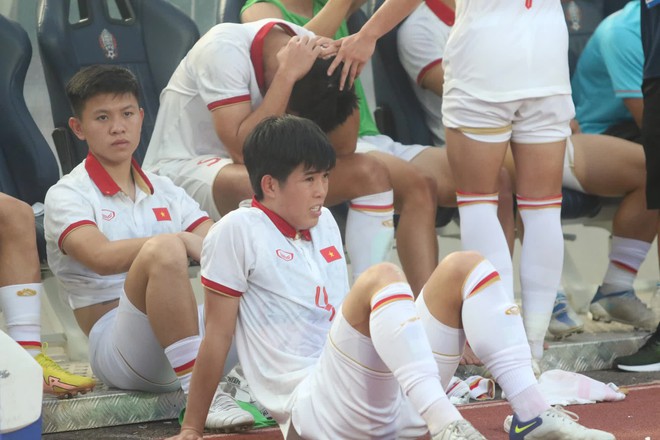 HLV Park Hang-seo không giữ nổi bình tĩnh, tức giận bỏ về ngay sau bàn thua cay đắng của U22 Việt Nam - Ảnh 4.