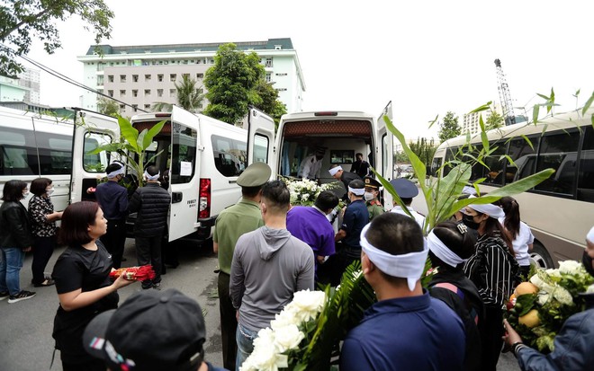 Người thân, bạn bè khóc nghẹn, tiễn đưa 4 bà cháu tử vong trong vụ cháy nhà tại Hà Nội - Ảnh 12.
