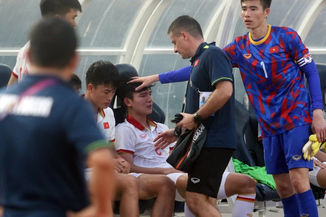 HLV Park Hang-seo không giữ nổi bình tĩnh, tức giận bỏ về ngay sau bàn thua cay đắng của U22 Việt Nam - Ảnh 2.