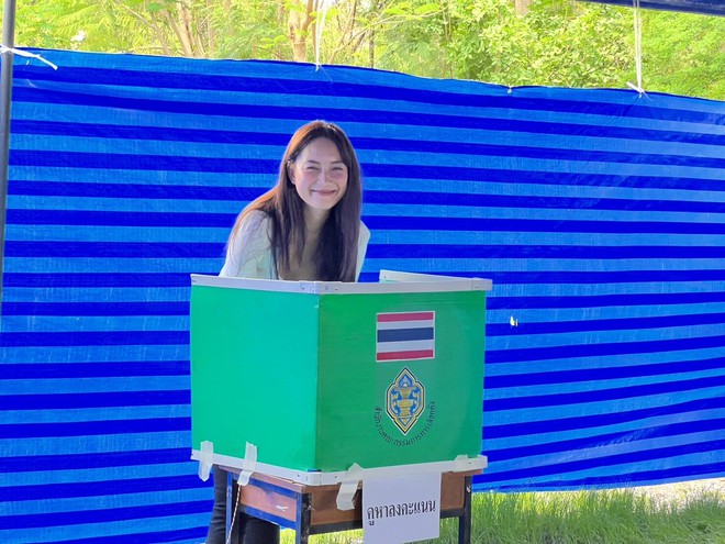 Chị đại Bee Namthip khoe nhan sắc rạng ngời ở tuổi 41 - Ảnh 4.