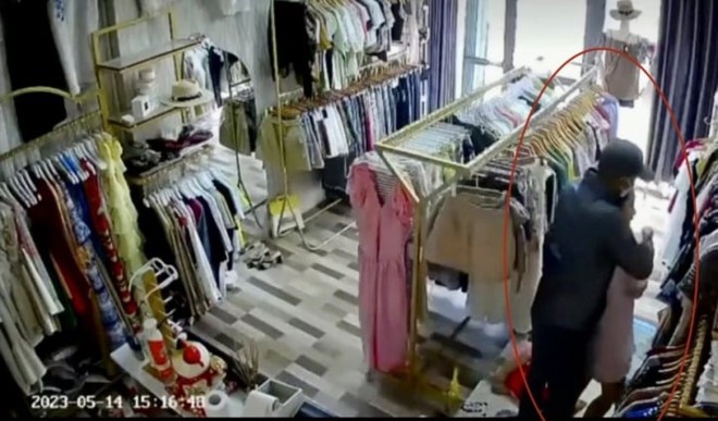 Tên cướp manh động dùng dao khống chế người phụ nữ ở tiệm quần áo - Ảnh 2.