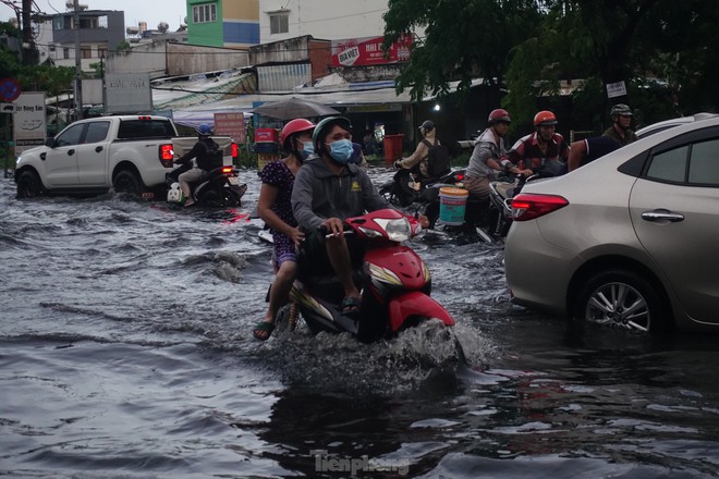 Mưa trắng trời giờ tan tầm, người dân TPHCM bì bõm lội nước về nhà - Ảnh 16.