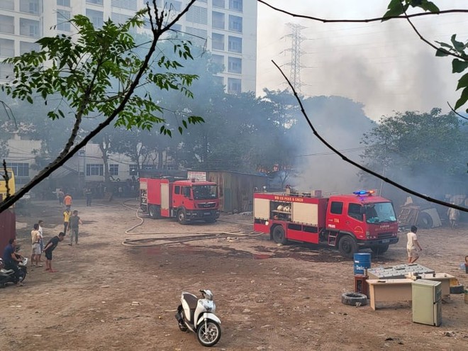 Ch&aacute;y d&atilde;y nh&agrave; tạm s&aacute;t l&agrave;ng sinh vi&ecirc;n khu đ&ocirc; thị Ph&aacute;p V&acirc;n, H&agrave; Nội - Ảnh 2.