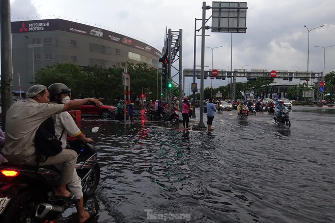 Mưa trắng trời giờ tan tầm, người dân TPHCM bì bõm lội nước về nhà - Ảnh 6.