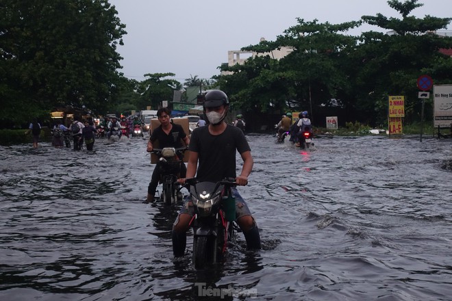 Mưa trắng trời giờ tan tầm, người dân TPHCM bì bõm lội nước về nhà - Ảnh 5.