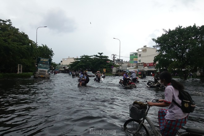 Mưa trắng trời giờ tan tầm, người dân TPHCM bì bõm lội nước về nhà - Ảnh 4.