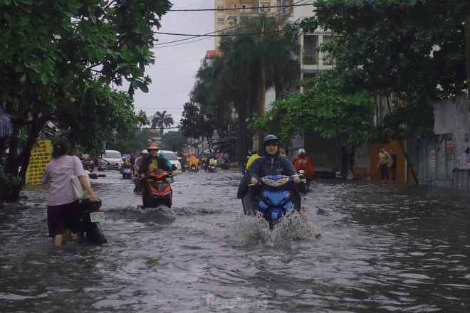 Mưa trắng trời giờ tan tầm, người dân TPHCM bì bõm lội nước về nhà - Ảnh 3.