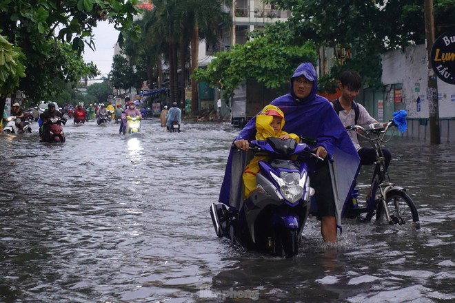 Mưa trắng trời giờ tan tầm, người dân TPHCM bì bõm lội nước về nhà - Ảnh 2.