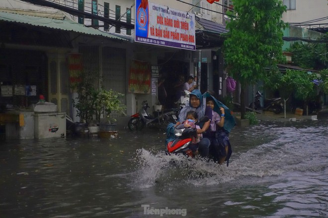 Mưa trắng trời giờ tan tầm, người dân TPHCM bì bõm lội nước về nhà - Ảnh 1.