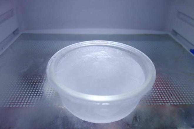 Mẹo tiết kiệm điện v&ocirc; c&ugrave;ng đơn giản: Đặt b&aacute;t nước v&agrave;o tủ lạnh - Ảnh 4.