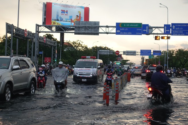 Mưa trắng trời giờ tan tầm, người dân TPHCM bì bõm lội nước về nhà - Ảnh 14.