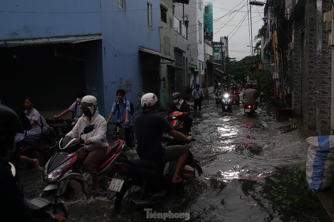 Mưa trắng trời giờ tan tầm, người dân TPHCM bì bõm lội nước về nhà - Ảnh 13.