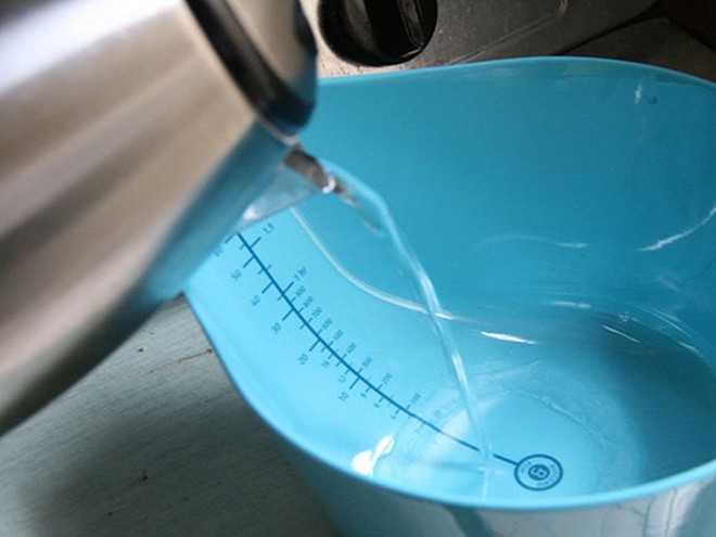 Mẹo tiết kiệm điện v&ocirc; c&ugrave;ng đơn giản: Đặt b&aacute;t nước v&agrave;o tủ lạnh - Ảnh 2.