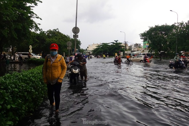 Mưa trắng trời giờ tan tầm, người dân TPHCM bì bõm lội nước về nhà - Ảnh 12.