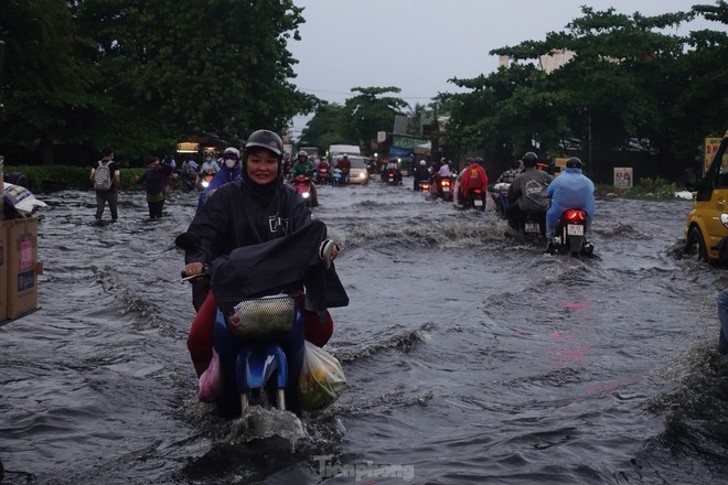 Mưa trắng trời giờ tan tầm, người dân TPHCM bì bõm lội nước về nhà - Ảnh 11.