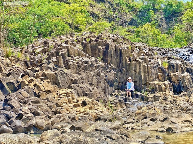 Vẻ đẹp hùng vĩ của bãi đá cổ triệu năm tuổi ở Gia Lai - Ảnh 2.