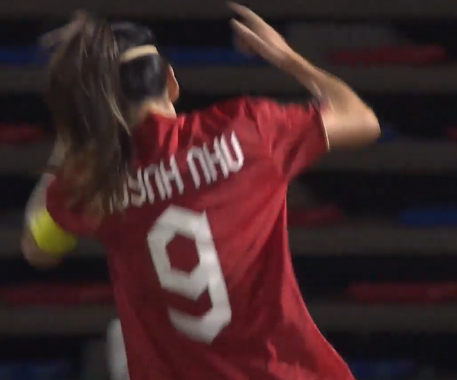Đội trưởng Huỳnh Như ăn mừng như Ronaldo khi ghi b&agrave;n cho ĐT nữ Việt Nam ở chung kết SEA Games 32 - Ảnh 5.