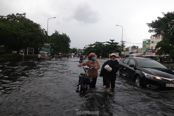 Mưa trắng trời giờ tan tầm, người dân TPHCM bì bõm lội nước về nhà - Ảnh 8.