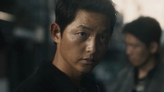 Ai ngờ Song Joong Ki cũng có ngày xuống sắc thế này: Trai hư da đen nhẻm, hoá ra là để nhập vai ở phim dự Cannes 2023 - Ảnh 3.