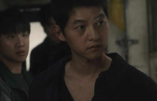 Ai ngờ Song Joong Ki cũng có ngày xuống sắc thế này: Trai hư da đen nhẻm, hoá ra là để nhập vai ở phim dự Cannes 2023 - Ảnh 4.