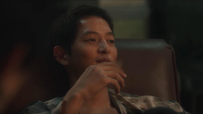 Ai ngờ Song Joong Ki cũng có ngày xuống sắc thế này: Trai hư da đen nhẻm, hoá ra là để nhập vai ở phim dự Cannes 2023 - Ảnh 2.