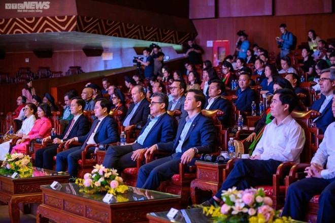 Bên trong khán phòng nhà hát có 341 ghế Đồng Kỵ gây tranh cãi ở Bắc Ninh - Ảnh 12.