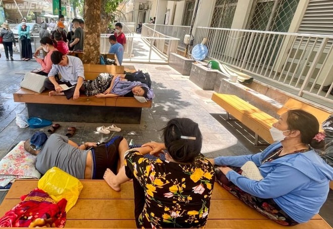 Người nhà bệnh nhân vật vã dưới nắng nóng hơn 50 độ C ở Hà Nội - Ảnh 5.