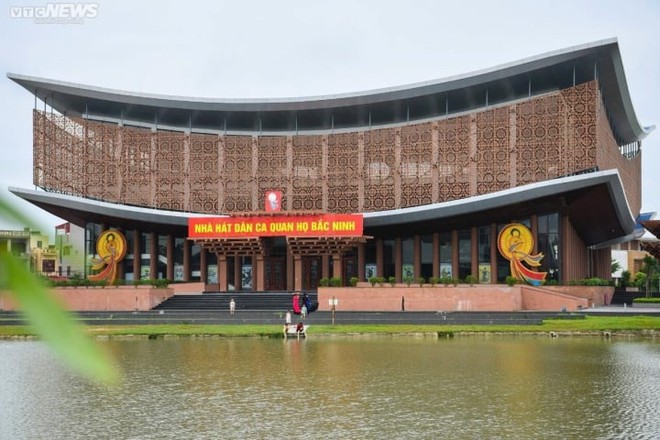 Bên trong khán phòng nhà hát có 341 ghế Đồng Kỵ gây tranh cãi ở Bắc Ninh - Ảnh 1.
