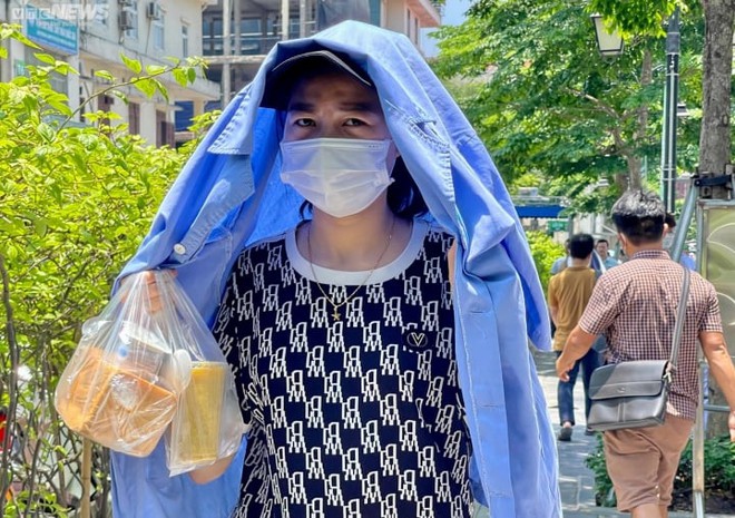 Người nhà bệnh nhân vật vã dưới nắng nóng hơn 50 độ C ở Hà Nội - Ảnh 4.
