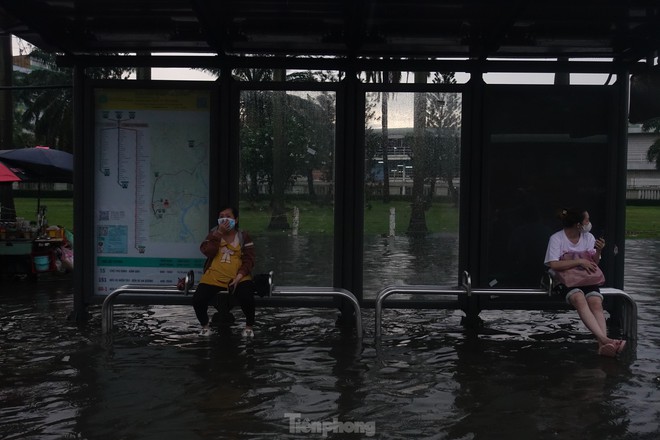 Mưa lớn k&eacute;o d&agrave;i, hầm chui T&acirc;n Tạo c&ugrave;ng nhiều tuyến đường TP.HCM ngập s&acirc;u trong nước - Ảnh 7.