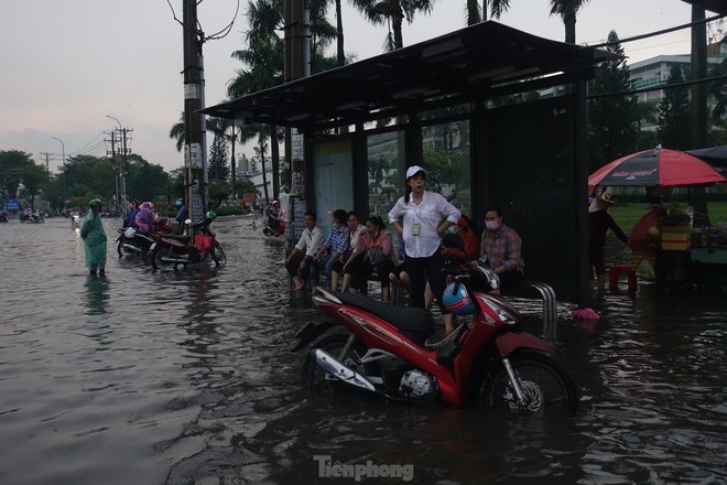 Mưa lớn k&eacute;o d&agrave;i, hầm chui T&acirc;n Tạo c&ugrave;ng nhiều tuyến đường TP.HCM ngập s&acirc;u trong nước - Ảnh 6.