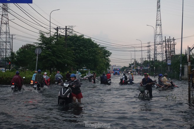 Mưa lớn k&eacute;o d&agrave;i, hầm chui T&acirc;n Tạo c&ugrave;ng nhiều tuyến đường TP.HCM ngập s&acirc;u trong nước - Ảnh 5.