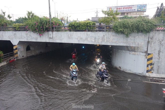 Mưa lớn kéo dài, hầm chui Tân Tạo cùng nhiều tuyến đường TP.HCM ngập sâu trong nước - Ảnh 3.