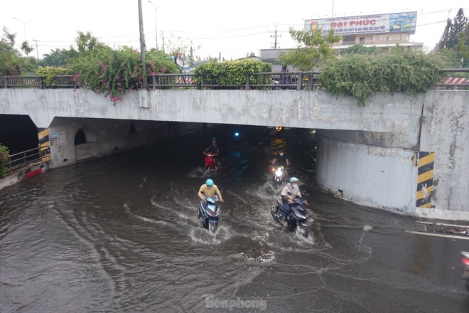Mưa lớn k&eacute;o d&agrave;i, hầm chui T&acirc;n Tạo c&ugrave;ng nhiều tuyến đường TP.HCM ngập s&acirc;u trong nước - Ảnh 3.