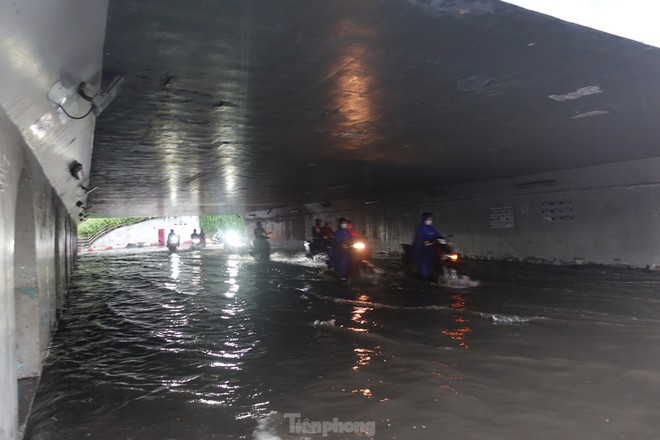 Mưa lớn kéo dài, hầm chui Tân Tạo cùng nhiều tuyến đường TP.HCM ngập sâu trong nước - Ảnh 2.