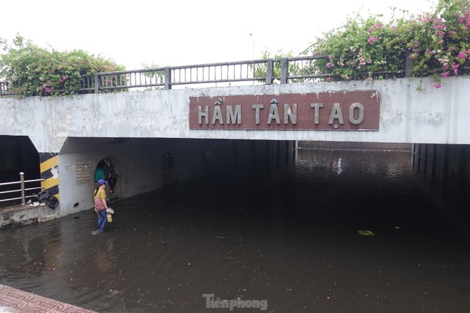 Mưa lớn kéo dài, hầm chui Tân Tạo cùng nhiều tuyến đường TP.HCM ngập sâu trong nước - Ảnh 1.