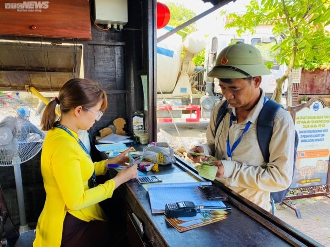 Hội An bán 4.500 vé tham quan phố cổ trong ngày đầu không bỏ lọt khách đoàn - Ảnh 1.