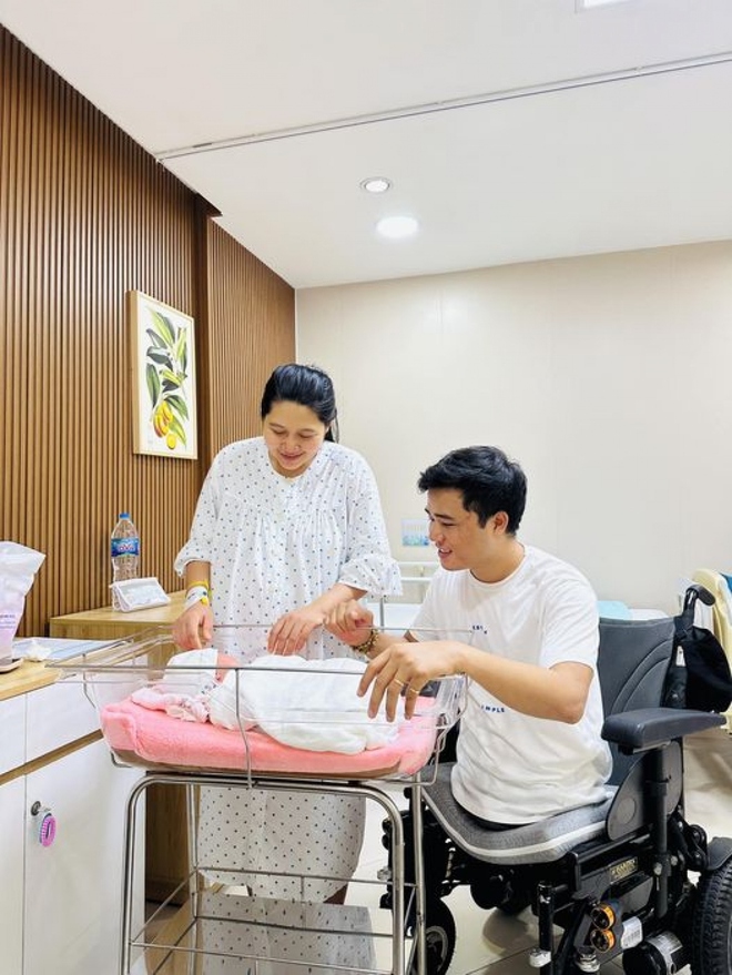 Niềm hạnh ph&uacute;c l&agrave;m cha của người đ&agrave;n &ocirc;ng kh&ocirc;ng ch&acirc;n - Ảnh 1.