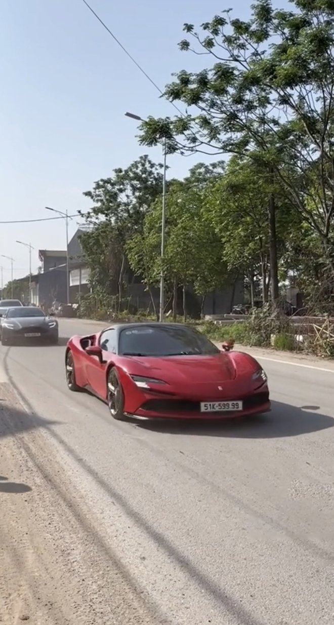 Đ&aacute;m cưới như mơ của Đạt Villa: Ch&uacute; rể l&aacute;i Ferrari mui trần đ&oacute;n d&acirc;u, d&agrave;n si&ecirc;u xe trăm tỷ vượt cả ngh&igrave;n km ra H&agrave; Nội hộ tống - Ảnh 5.