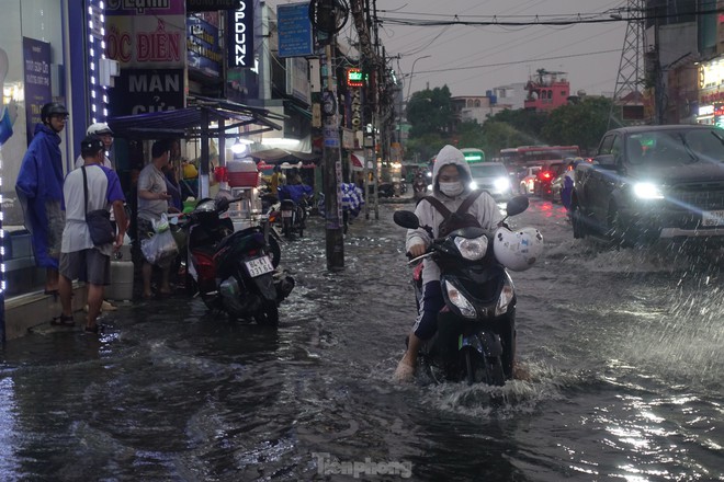Mưa lớn k&eacute;o d&agrave;i, hầm chui T&acirc;n Tạo c&ugrave;ng nhiều tuyến đường TP.HCM ngập s&acirc;u trong nước - Ảnh 17.