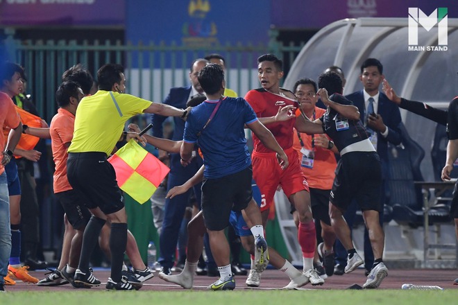 CĐV Đông Nam Á cảm thán về trận chung kết SEA Games 32: Tự nhiên xem đấu võ miễn phí, kịch tính hơn cả phim hành động bom tấn - Ảnh 12.