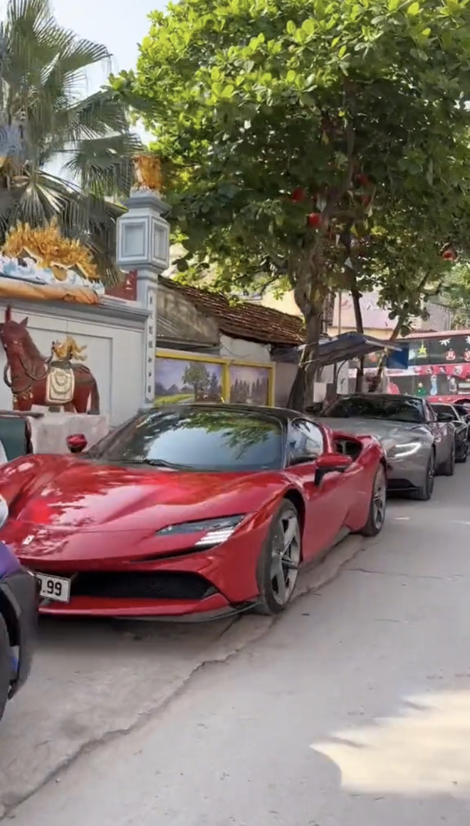 Đ&aacute;m cưới như mơ của Đạt Villa: Ch&uacute; rể l&aacute;i Ferrari mui trần đ&oacute;n d&acirc;u, d&agrave;n si&ecirc;u xe trăm tỷ vượt cả ngh&igrave;n km ra H&agrave; Nội hộ tống - Ảnh 4.