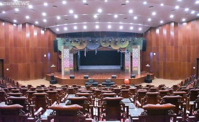 Bên trong khán phòng nhà hát có 341 ghế Đồng Kỵ gây tranh cãi ở Bắc Ninh - Ảnh 9.