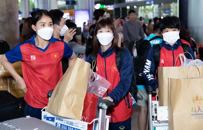 Nh&agrave; v&ocirc; địch b&oacute;ng đ&aacute; nữ SEA Games 32 đ&atilde; về tới Việt Nam: Huỳnh Như tự h&agrave;o khoe n&oacute;n l&aacute;, Chương Thị Kiều học l&agrave;m &ldquo;ph&oacute;ng vi&ecirc;n&rdquo; - Ảnh 9.