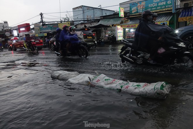 Mưa lớn k&eacute;o d&agrave;i, hầm chui T&acirc;n Tạo c&ugrave;ng nhiều tuyến đường TP.HCM ngập s&acirc;u trong nước - Ảnh 15.