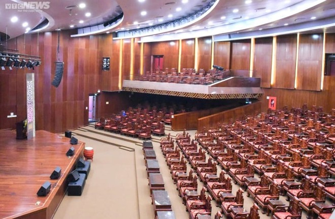 Bên trong khán phòng nhà hát có 341 ghế Đồng Kỵ gây tranh cãi ở Bắc Ninh - Ảnh 8.