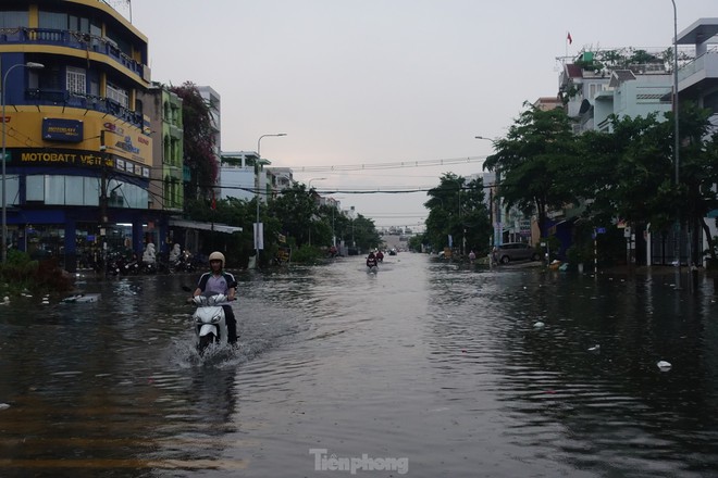 Mưa lớn k&eacute;o d&agrave;i, hầm chui T&acirc;n Tạo c&ugrave;ng nhiều tuyến đường TP.HCM ngập s&acirc;u trong nước - Ảnh 14.