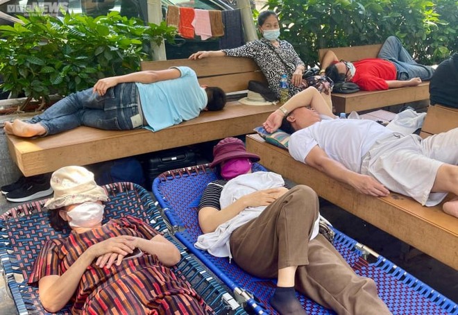 Người nhà bệnh nhân vật vã dưới nắng nóng hơn 50 độ C ở Hà Nội - Ảnh 10.