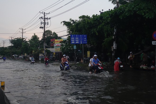 Mưa lớn kéo dài, hầm chui Tân Tạo cùng nhiều tuyến đường TP.HCM ngập sâu trong nước - Ảnh 12.