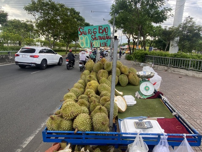 B&oacute;c mẽ chi&ecirc;u b&aacute;n sầu ri&ecirc;ng 50.000 đồng/kg tại TP.HCM - Ảnh 2.